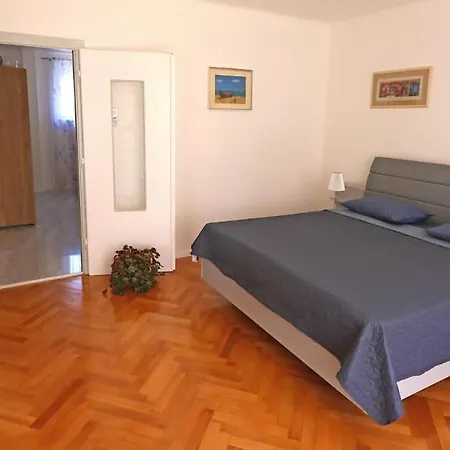 Elegant Luxury 2-bedroom In Center Apartment *
